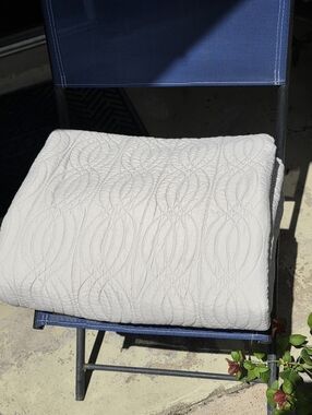 King size Swirl Design Matelasse coverlet Beige 102x87"
